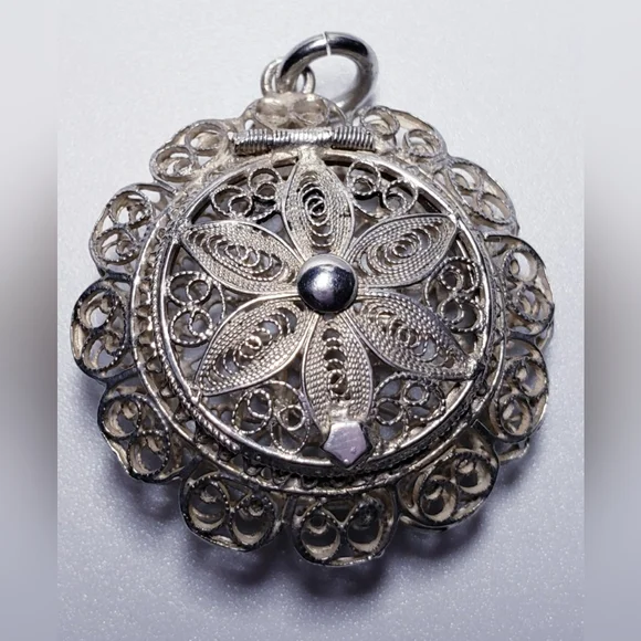 Vintage Sterling Silver Floral Filigree Locket Charm Pendant - Picture 3 of 6